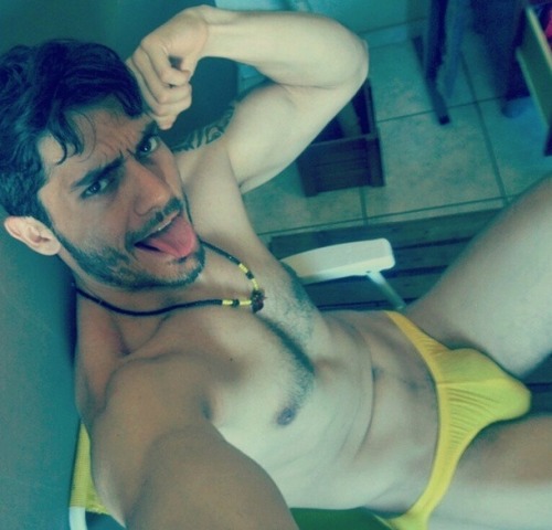 chicosmexicanosalxtremo:  Mi amor platónico <3