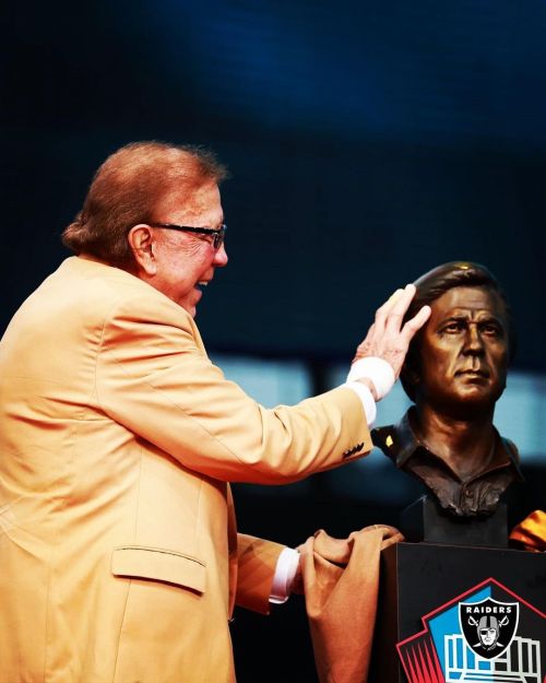 This picture makes me happy 😊 #OaklandRaiders #HallOfFame #HeadCoach #TomFlores #PlayerCoach #Raiders #RaiderNation #ForeverOakland (at Raider Nation Worldwide) https://www.instagram.com/p/CSdPvXHnikL0mft7vgyo_aQA7UzvBy6g4EOrkY0/?utm_medium=tumblr