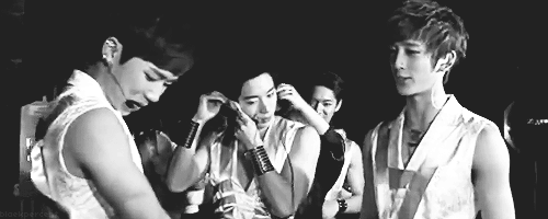 blaekpercent:  changbum measuring out the muscle on rokhyun’s tricep 