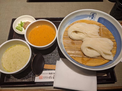 佐藤養助でうどん。美味しかったけど、なにか物足りない #うどん #稲庭饂飩 #カレー二味セットhttps://www.instagram.com/p/B6FYYWjH4KA/?igshid=16u