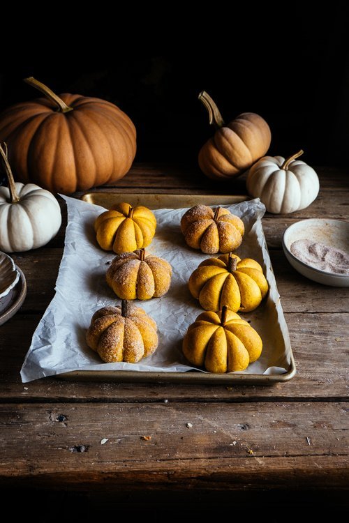 sweetoothgirl:    pumpkin shaped buns