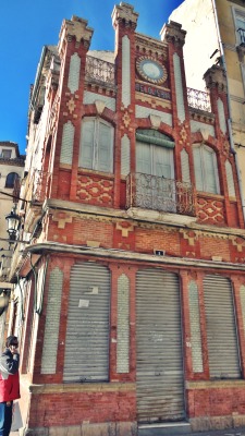 destroyed-and-abandoned:  Edificio Modernista abandonado en la Plaza de Stª María, junto a la Catedral de Jaén. Spain Foto: Rafa Ordóñez 