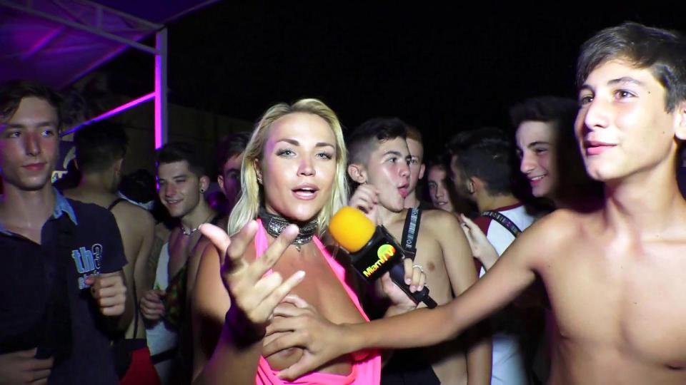 onlyonen:  Jenny Scordamaglia gropping