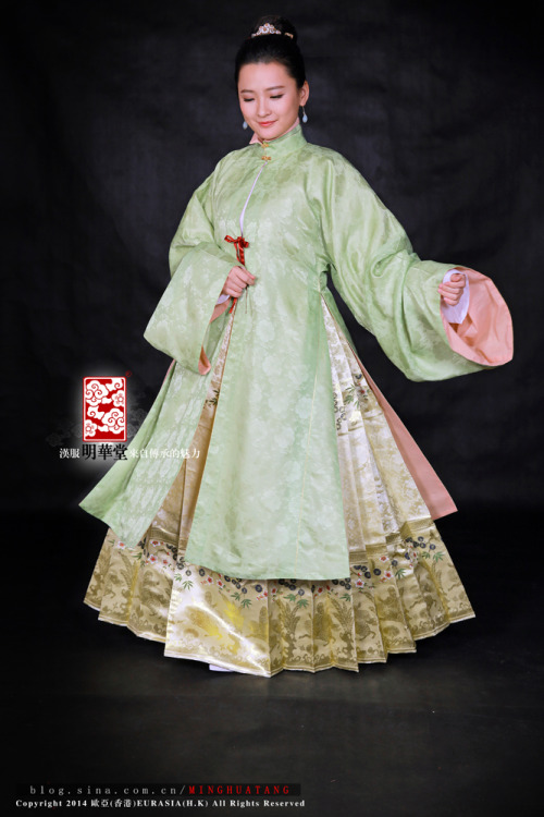 mingsonjia:明華堂 2014限量 明款承袭  Minghuatang 2014 Hanfu主松花色·梅花蜂蝶·提花 竖领披风  中直袖 织金镶边主黛蓝色·梅花蜂蝶·提花 竖领披风  大敞袖 