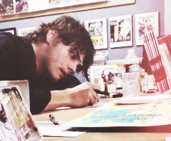antimcrreposts:releasethedoves:Gerard sketching (x)This is the original of this repost.