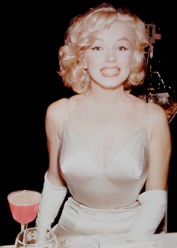 normajeaned:   Marilyn Monroe photographed