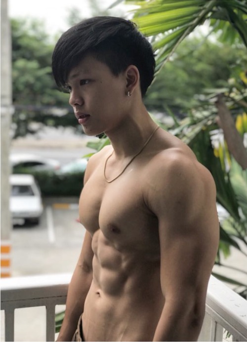 sjiguy:gwmworshipsasianalphas:Face still a boy but body says damn