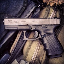 igunsandgear:  Glock 19 Gen4.