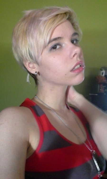 pigeonfoo:I’m live on cam! Head to MyFreeCams and search for PigeonFoo!  Tips for flashes, strip teases and dances. Private shows available.