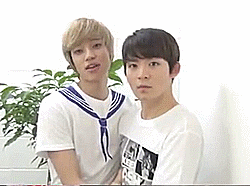 iseuli:  their hands keep returning to the same place (╯°□°）╯︵ ┻━┻