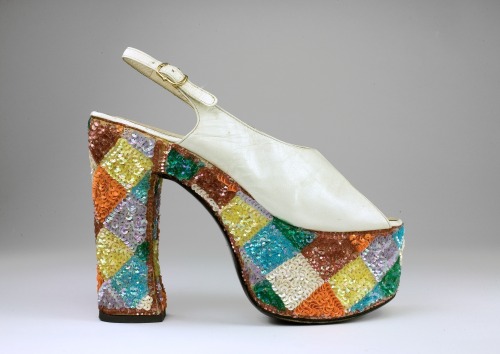 Attention Shoe Lovers! TODAY Elizabeth Semmelhack, shoe historian (your dream job, right?) and Senio