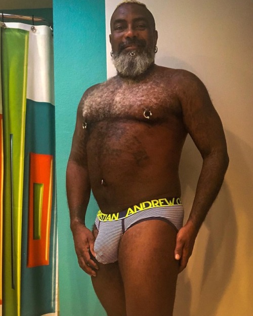 crusher1964:Early morning photo opportunity! #muscledad #muscledaddy #instamuscle #fitness #musclebear #musclebull #musclebears #instamuscledaddies #instabears #instabear #thickmuscle #gymbear #gymmotivation #fitbear #palmsprings #beardedmuscle #scruffapp