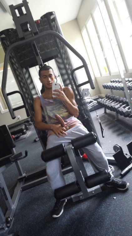 alfredoquiereleche:  Arrecho en el gym  mayate 