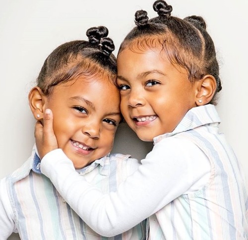 mamaduafe:  securelyinsecure: The McClure Twins The photo with the chokers