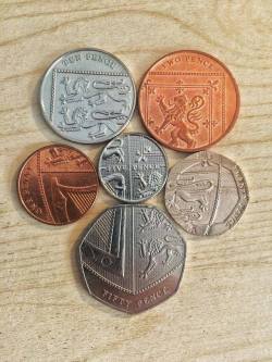 kowalaecstaty:  steampunktendencies:  “Did you know that if you gather all the british coins you’ll get a shield?” It represents the royal coat of arms  HOLY SHIt they do that. I live in the country and didn’t know that   Impressed&hellip;.