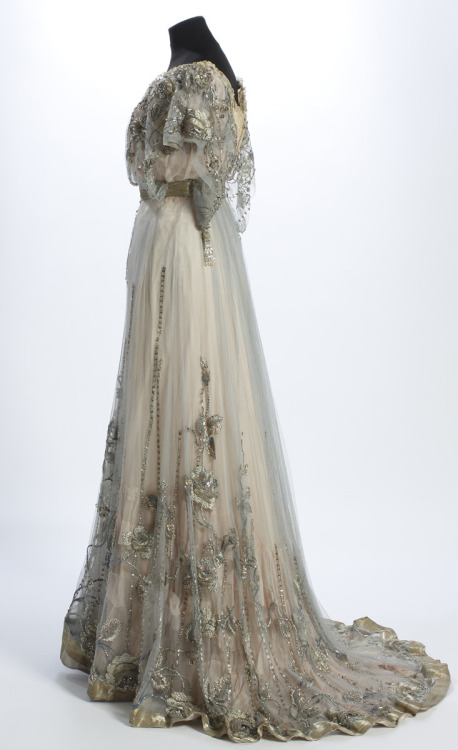 glitterofthepast:Dress that belonged to Grand Duchess Maria Pavlovna the Younger, by Lamanova.Credit