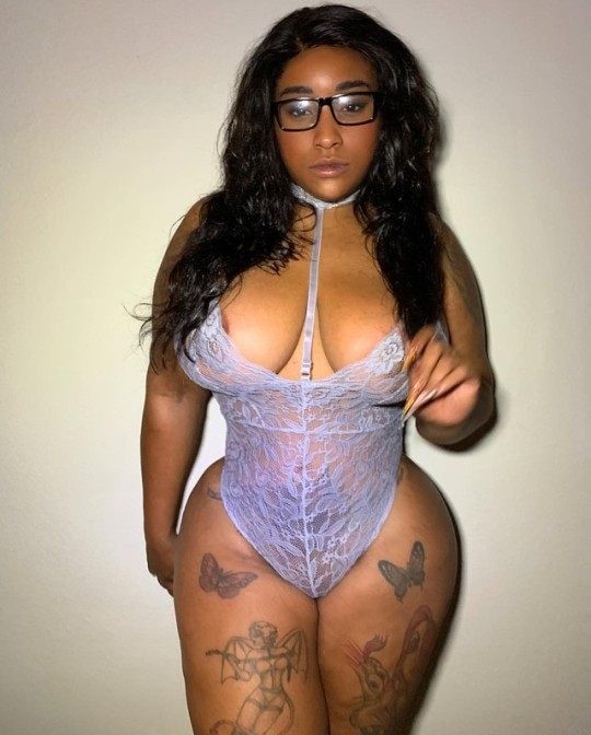 kingjazziedad:  DeliciouslySexy. Curvy. Luscious. BootiDelicious..Ms NikiaRenee 💙💜💛