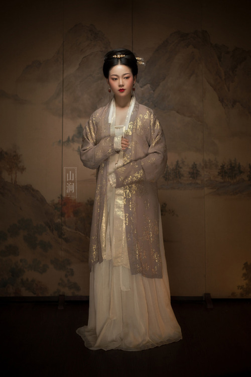 fouryearsofshades: 山涧 服饰 Traditional Chinese Hanfu - Type: Beizi/褙子.