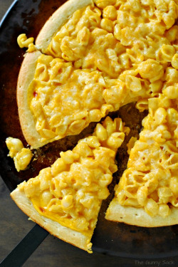 delicious-food-porn:  Mac and Cheese Pizza 