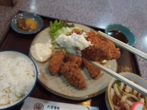 南区鳴浜町一丁目のめん処田舎屋で、牡蠣フライ定食ミニうどん付、1,050円也。付合せはきしめんサラダ。Deep fried oysters meals set at Inakaya in Icchom