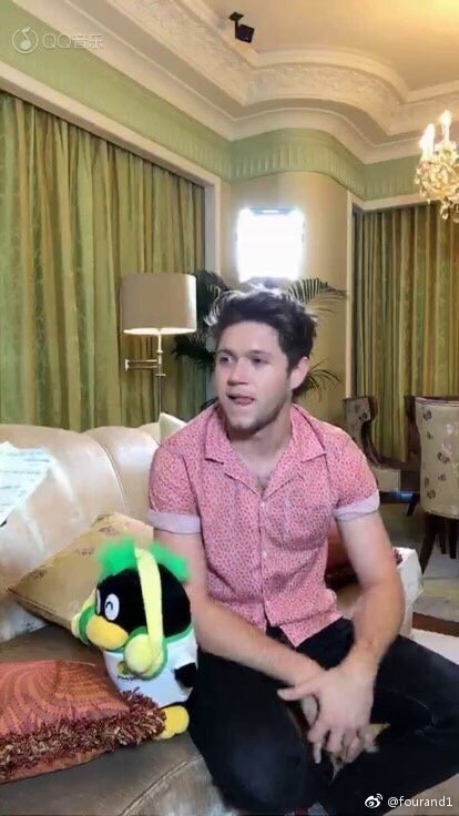 dailyniall:Niall being interviewed by Universal Music China in Singapore 7/7/17