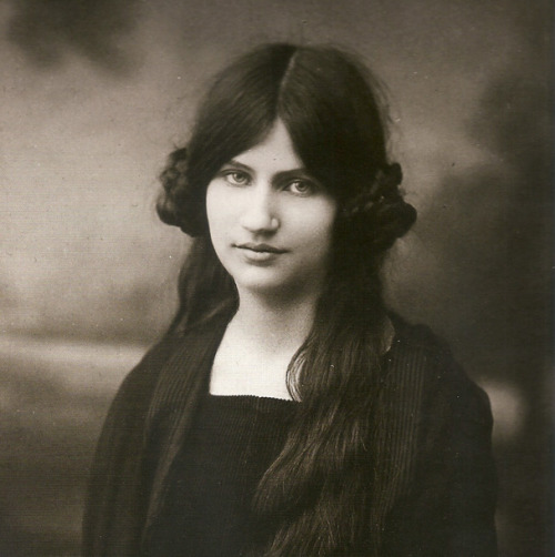  Jeanne Hébuterne, the last mistress and model of Amedeo Modigliani. He painted her many