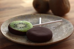thecakebar:  Chocolate Covered Kiwi Popsicles