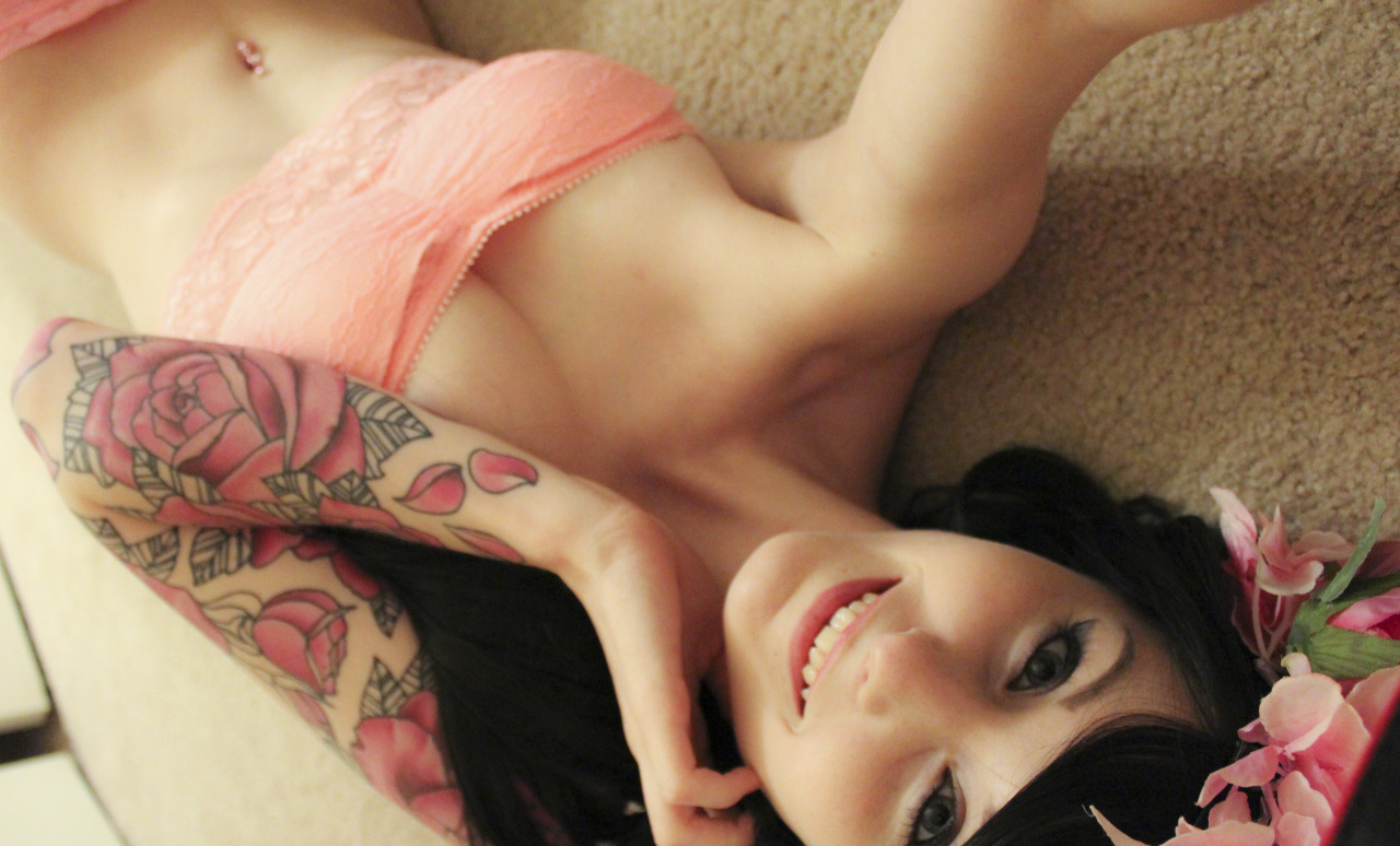pink-and-pervy:  It’s raining hard outside so i’m watching Walking Dead all day