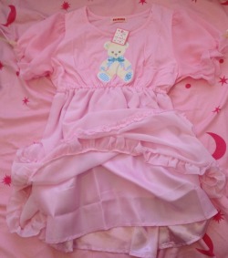 pastel-pinku:  It arrived~ it’s super cute! I love that it has itty bitty ruffles and an underskirt, definitely cannot wait to wear it!