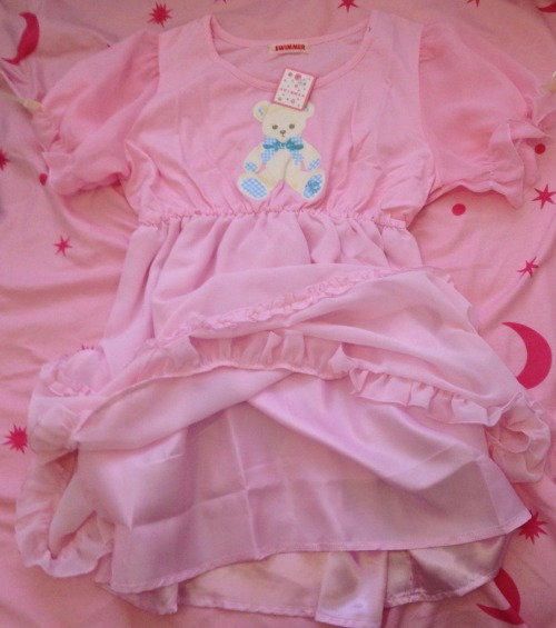 pastel-pinku:  It arrived~ it’s super cute! I love that it has itty bitty ruffles and an underskirt, definitely cannot wait to wear it!