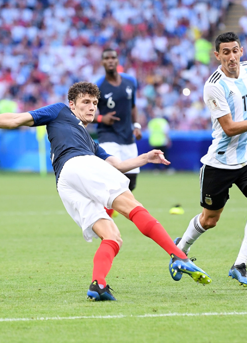 worldcupdaily:  Benjamin Pavard of France scoring his team’s 2nd goal vs. Argentina 