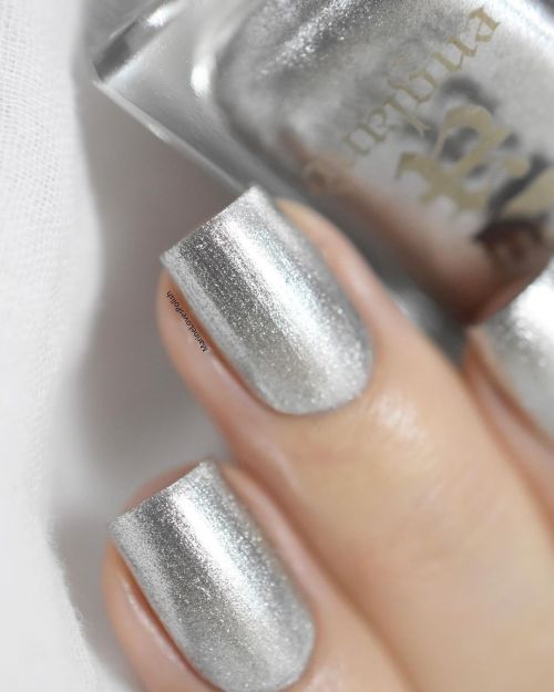 La base de mon nail art du jour : @aengland_official Silver Knight  L’argenté métallique parfait  Vo