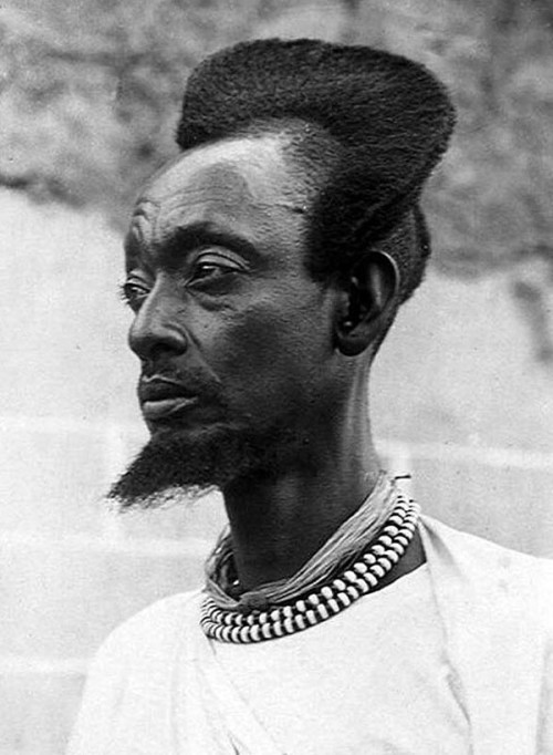 ithelpstodream:“You might think that your hair looks pretty fly, but chances are it’s nothing compared to the Amasunzu. It’s a traditionally Rwandan hairstyle that was once worn by men, as well as by unmarried women in order to indicate to potential