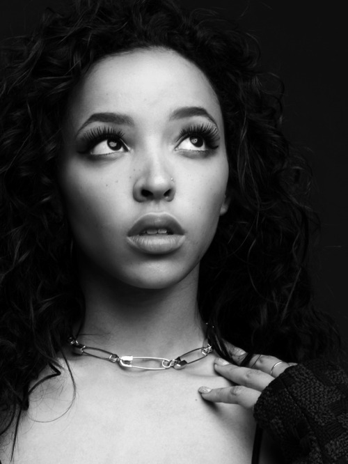bwgirlsgallery:   ‘‘ As a person, I have a  lot of different sides to me, and I genuinely just embrace them. I don’t  think, ‘Oh, I gotta put on my cool face now!‘’‘ 