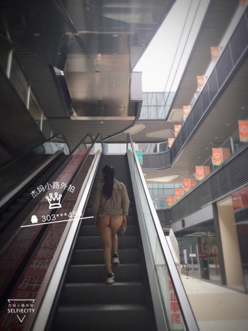 xzc1008xzc: 呦呦切克闹，拍电梯照楼上居然有好几个人，尴尬