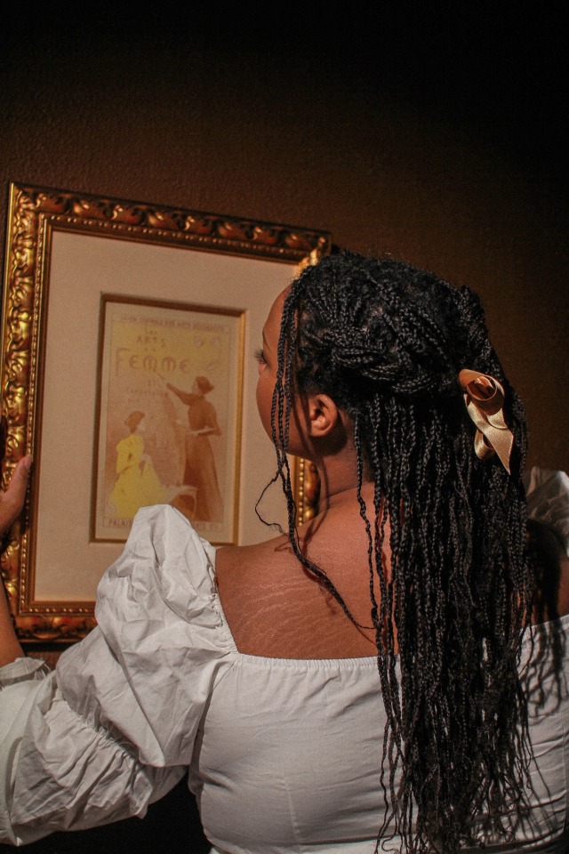 luxus-aeterna:“Appreciating les arts de la femme…” self portrait January 2021. Wanted to highlight more hair and skin textures in this aesthetic.IG: iridessence | support 