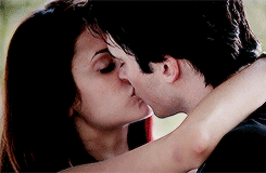 dailydelenagifs:   DE + kisses requested by anonymous 