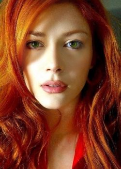 kalicokitten:  Green Eyed kitty my-favorite-redheads:  Elena Satine 