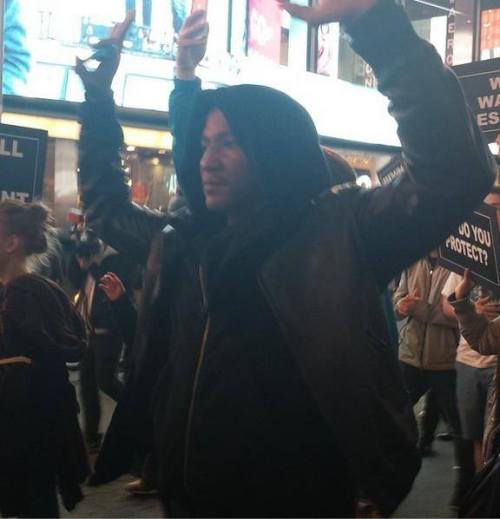 nappyfrequency:  Q-Tip The Abstract taking a part of the march in New York City. 