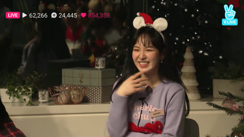 wendy-the-snow-wan:Wendy: I wanted Irene to show her charmIrene: But Wendy is the best with expressi