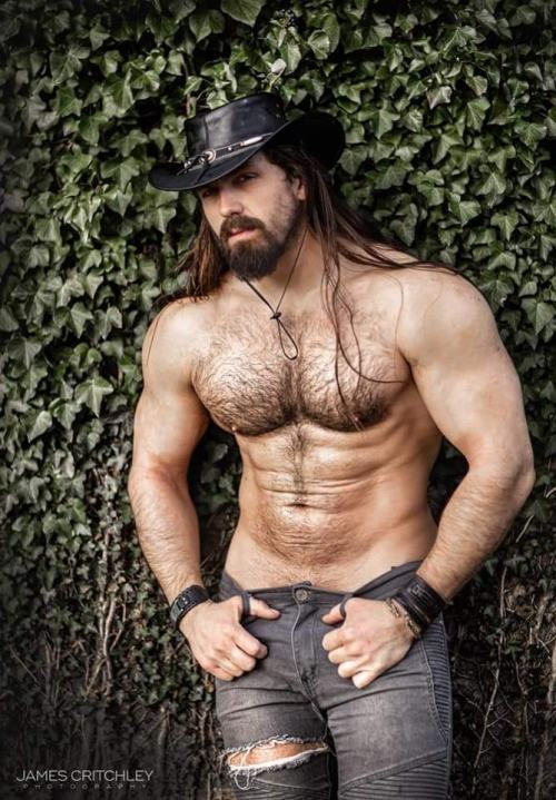 bestlonghairsexyguys-official:  William Newton   Eyes, pecs and abs.