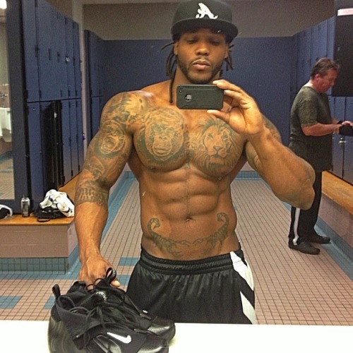 jgood1983:  missinglinc:  Oh gosh..   OML. He can definitely get the business