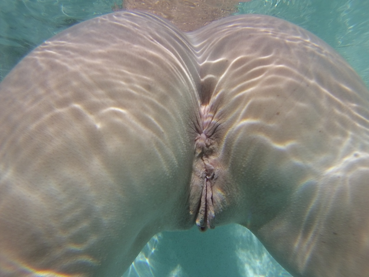 chas-n-naked:  Under water pussy and ass ;)