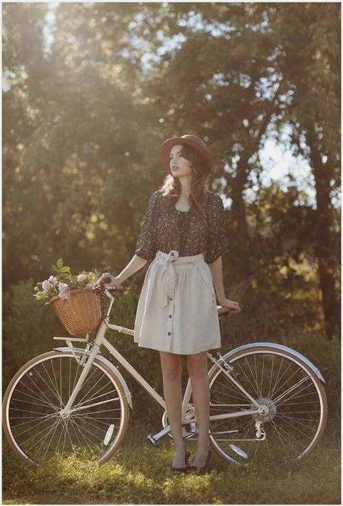 babes-on-bicycles: Babe on Bicycle