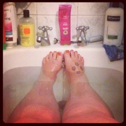 lisaphilbin:  A well deserves hot bath! #lisaphilly #fatbabe #fatthighs #nothighgapnoproblem 💦💧💦💧splishy splashy  Sexy feet