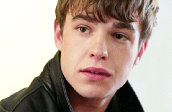 onegirlinalltheworld:  finn looking at rae 