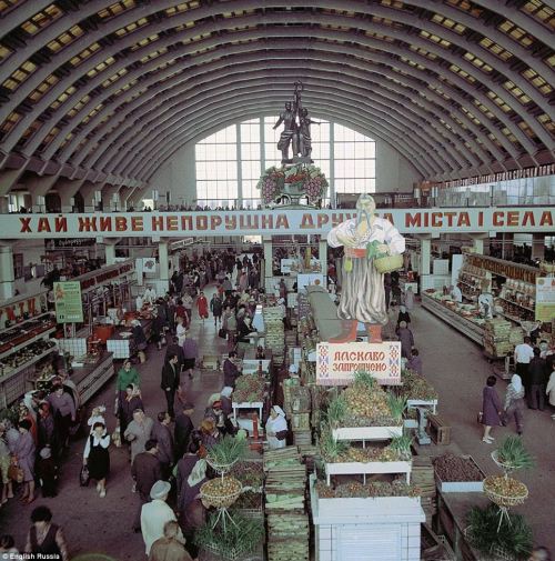 Ukrainian public market (although ran by government) in 1950s. 