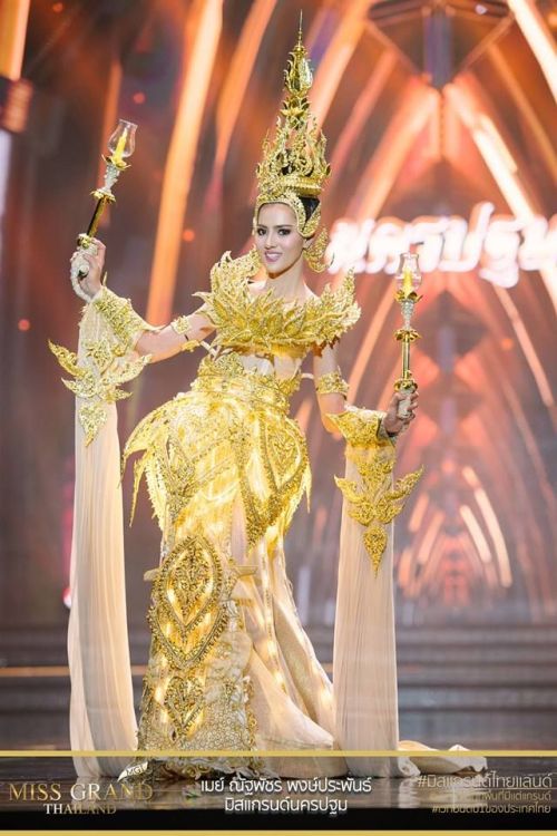 Miss Grand Thailand, 20171-3. Miss Rayong as a dragon horse8-9. Miss Bueng Kan as king of nagas