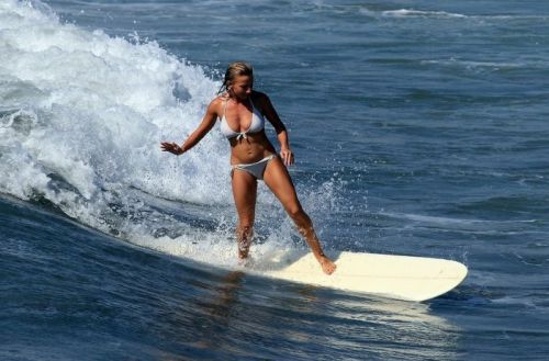 surf-girls:Surf Girls And Waves bit.ly/1bNWtfB