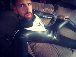 punkerskinhead:sexy shiny skinny rubber suit